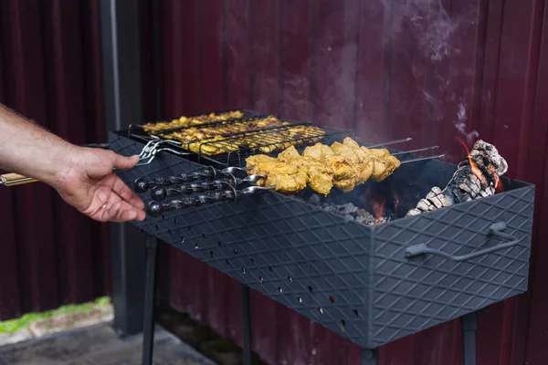 Kebab de porco em espetos é frito na grelha — Fotografia de Stock