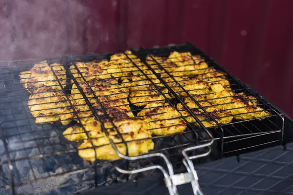 O kebab de frango é cozido na grelha. Carne grelhada. — Fotografia de Stock