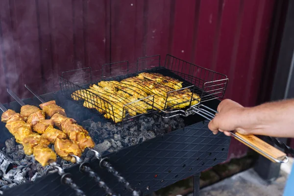 Kebab de porco em espetos é frito na grelha — Fotografia de Stock