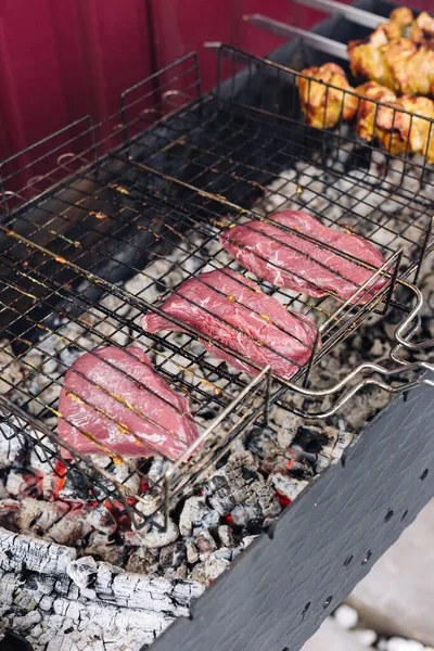 Das Steak wird gegrillt. Steak auf dem Drahtgestell. — Stockfoto