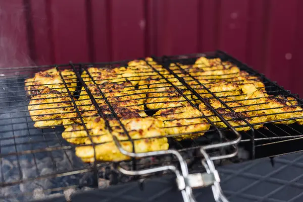 O kebab de frango é cozido na grelha. Carne grelhada. — Fotografia de Stock