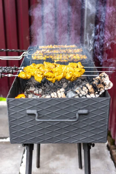 串に刺さった豚肉のケバブはグリルで揚げてあります。 — ストック写真