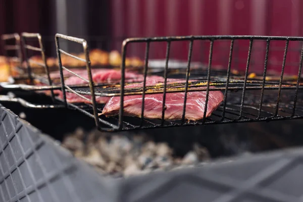 De biefstuk is gegrild. Biefstuk op het rooster. — Stockfoto