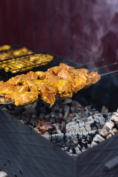Şişte domuz kebabı ızgarada kızarır.