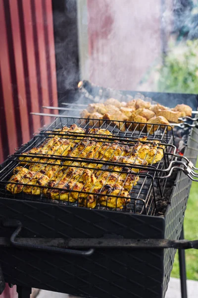 Le kebab de poulet est cuit sur le gril. Viande grillée. — Photo