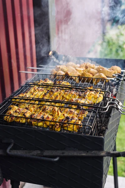 O kebab de frango é cozido na grelha. Carne grelhada. — Fotografia de Stock