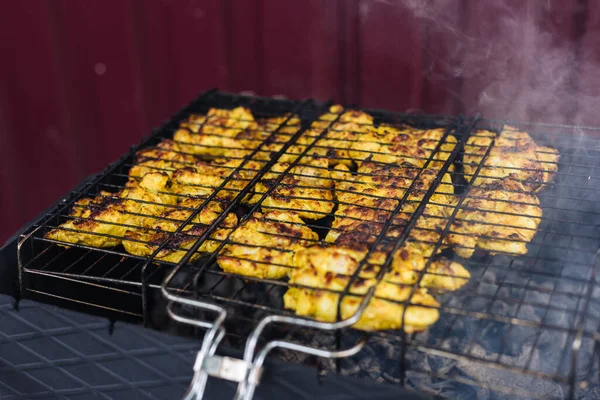 O kebab de frango é cozido na grelha. Carne grelhada. — Fotografia de Stock