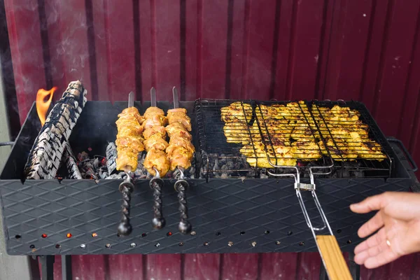 Varkensvlees kebab op spies is gebakken op de grill — Stockfoto