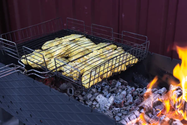 Kip kebab wordt gekookt op de grill — Stockfoto