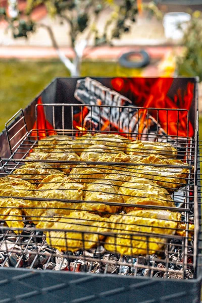 Kycklingkebab tillagas på grillen — Stockfoto