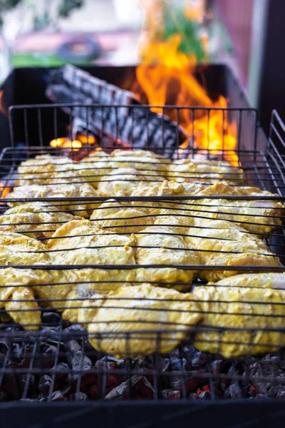 Kurczak kebab jest gotowane na grillu — Zdjęcie stockowe