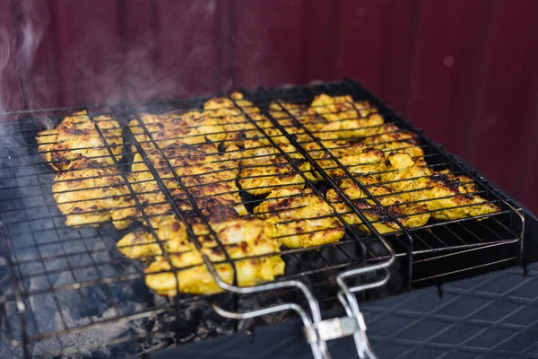 Kuřecí kebab se vaří na grilu. Grilované maso. — Stock fotografie