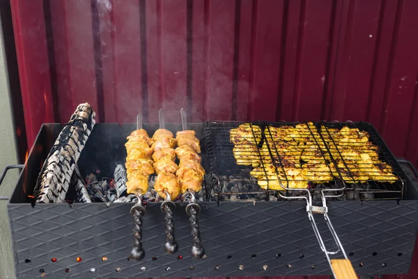 Varkensvlees kebab op spies is gebakken op de grill — Stockfoto