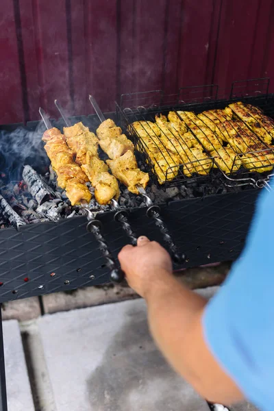 El kebab de cerdo en pinchos se fríe en la parrilla — Foto de Stock