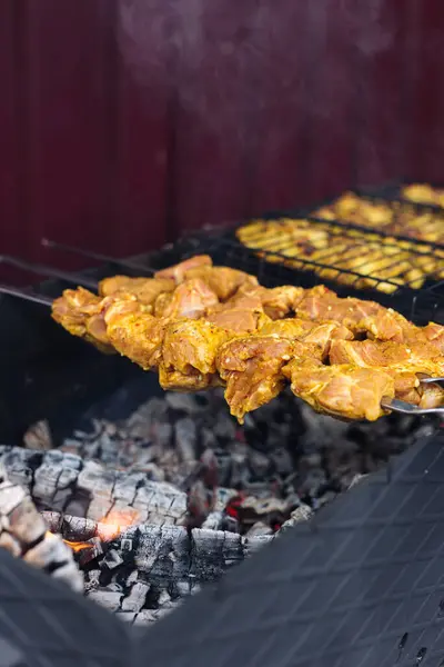 Kebab de porco em espetos é frito na grelha — Fotografia de Stock