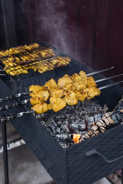 Kebab de porco em espetos é frito na grelha — Fotografia de Stock