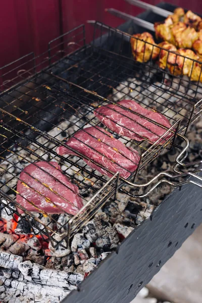 Das Steak wird gegrillt. Steak auf dem Drahtgestell. — Stockfoto