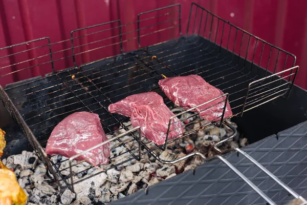 Das Steak wird gegrillt. Steak auf dem Drahtgestell. — Stockfoto