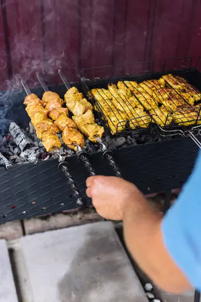Şişte domuz kebabı ızgarada kızarır.