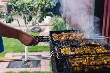 Tavuk kebabı ızgarada pişiyor. Izgara et..