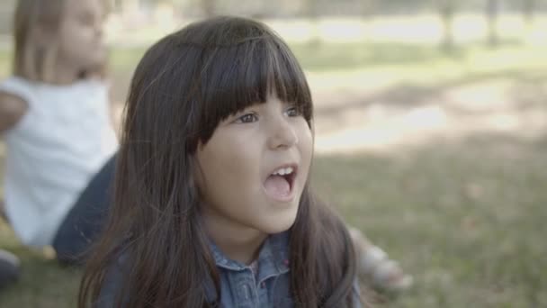Πορτρέτο της Λατινικής κορίτσι κάθεται με ανοιχτό το στόμα — Αρχείο Βίντεο