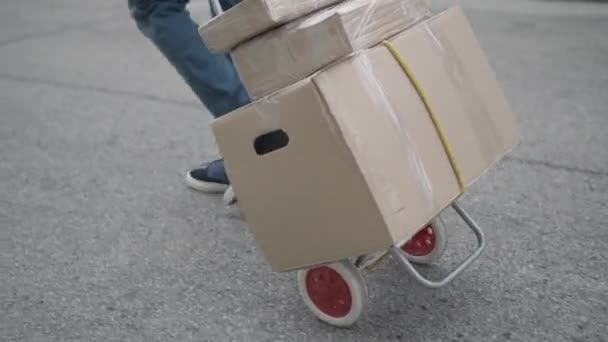 Deliveryman con tablet a piedi lungo la strada suburbana — Video Stock