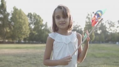 Elinde kağıt yelpaze tutan güzel beyaz bir kızın portresi.