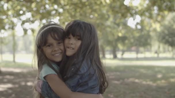 Милые латиноамериканцы обнимают друг друга и улыбаются — стоковое видео