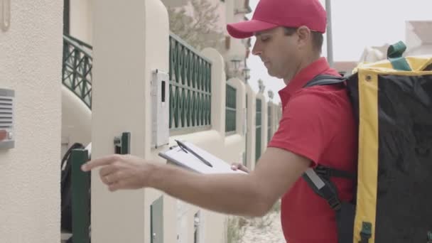 Kurir i enhetlig leverans paket till kunder dörr — Stockvideo