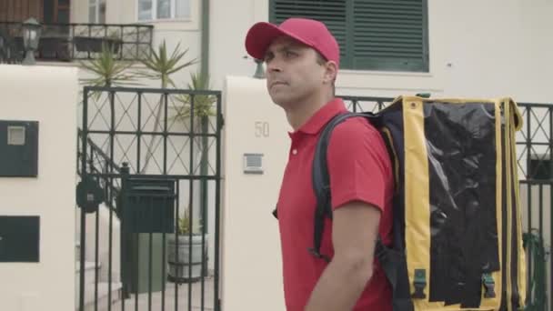 Manlig kurir med termisk ryggsäck leverera mat — Stockvideo