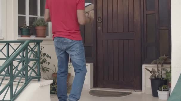 Kurier lässt Pakete vor der Tür des Kunden — Stockvideo