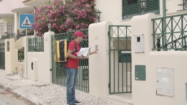 Mensageiro masculino tocando campainha, dando pacote ao cliente — Vídeo de Stock