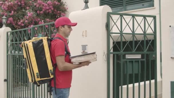 Courier ringing doorbell, giving package to customer — Stock Video