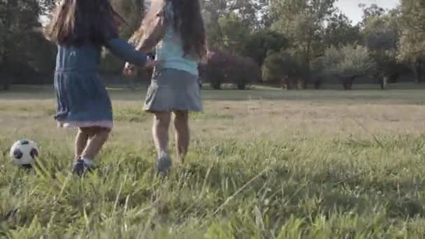 Vista recortada de las chicas latinas de pelo largo pateando pelota — Vídeos de Stock