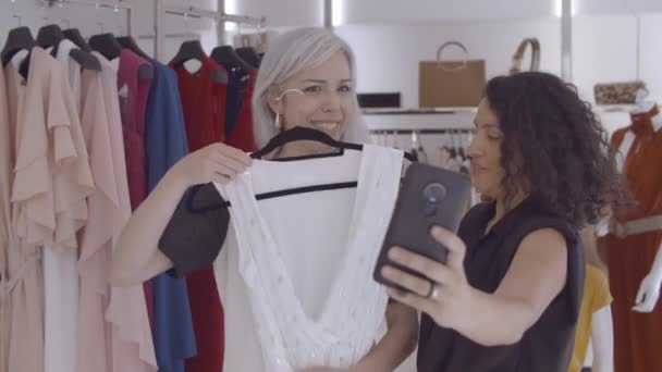 Felices amigas disfrutando de las compras juntas — Vídeos de Stock