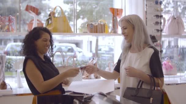 Joyeux client satisfait magasin de mode payer pour l'achat — Video