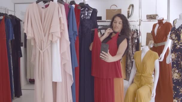 Veselý latinsky žena nakupování v obchodě s oblečením — Stock video