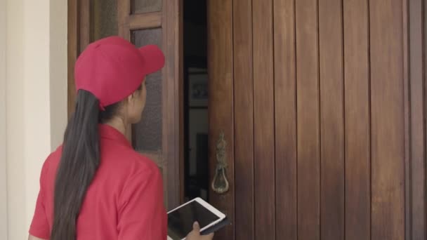 Livraison fille frapper à la porte et donner paquet au client — Video