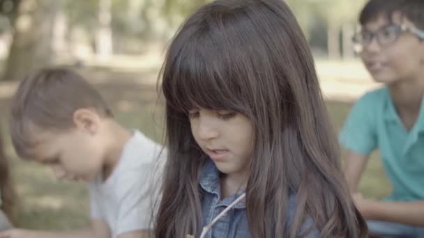 Портрет латинської дівчини з брюнетки, що сидить на землі. — стокове відео