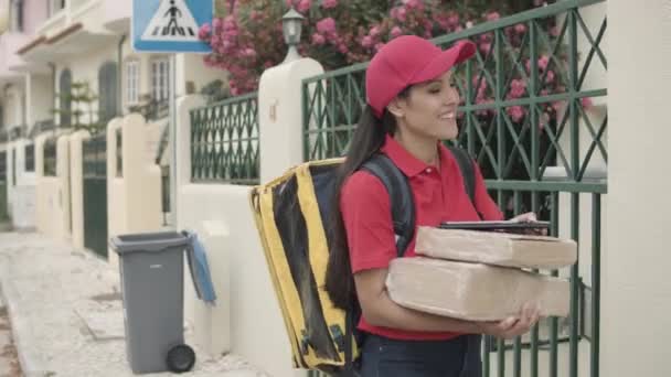 Courier lopen naar klanten deur en het dragen van pakket — Stockvideo