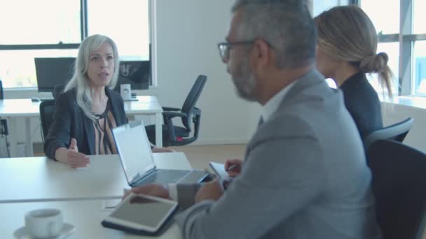 Ernstige vrouwelijke kandidaat van middelbare leeftijd — Stockvideo