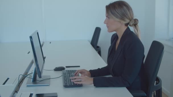 Dirigeante d'entreprise concentrée travaillant dans le bureau — Video