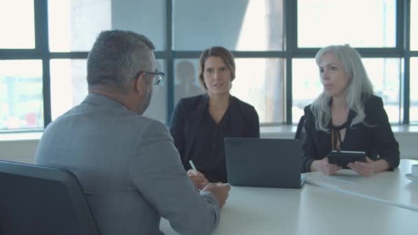 Líderes sérios da empresa entrevistando profissionais maduros — Vídeo de Stock