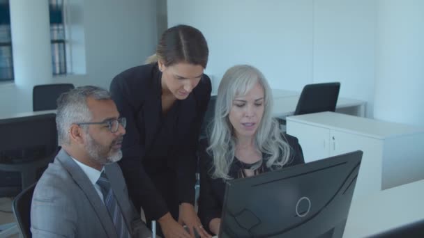 Young female project leader watching presentation — Stock Video