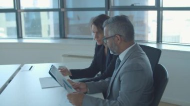 Proje yöneticisi ve CEO raporları tartışıyor ve analiz ediyor