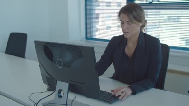Profesional femenino confiado que trabaja en la oficina — Vídeos de Stock