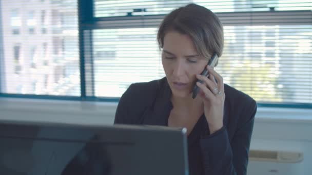 Femme d'affaires confiante parlant à son partenaire au téléphone — Video