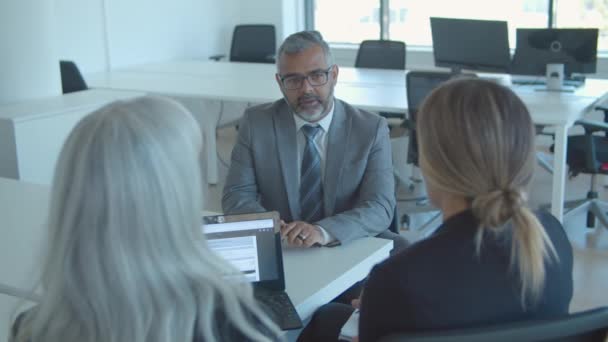 Ernstzunehmende männliche Kandidaten treffen sich und sprechen mit Arbeitgebern — Stockvideo