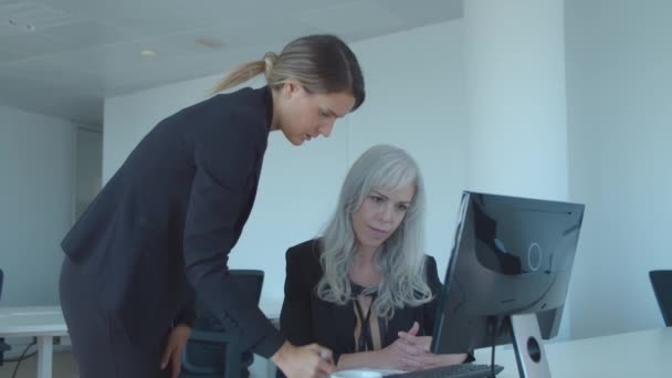 Líder mulher séria pedindo gerente para verificar relatório — Vídeo de Stock