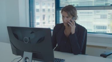 Cep telefonuyla konuşan kadın profesyonel.